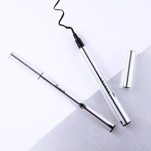 Bút Kẻ Mắt mang đặc tính nổi trội không thấm nước