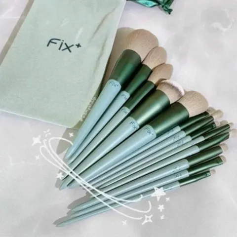 Bộ cọ 13 chiếc , bao gồm cọ nền , cọ trang điểm , cọ bóng , cọ má hồng , cọ bóng mắt , cọ môi