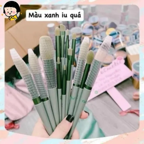 Bộ cọ 13 chiếc , bao gồm cọ nền , cọ trang điểm , cọ bóng , cọ má hồng , cọ bóng mắt , cọ môi