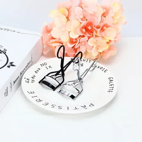 Kẹp mi cong đơn giản hiệu quả cho những quý cô xinh đẹp