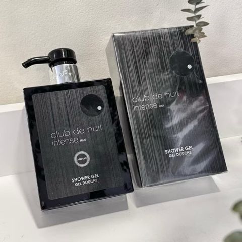 Sữa tắm Club de Nuit Intense Man sở hữu hương thơm nam tính, mạnh mẽ 360ml