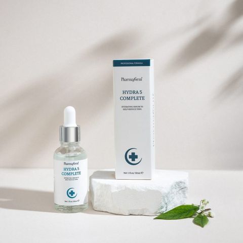 Pharmaform Hydra 5 Serum dưỡng ẩm và Pro-Vitamin B5, giúp hỗ trợ duy trì độ ẩm cho da, mang lại làn da mềm mại, căng mịn .