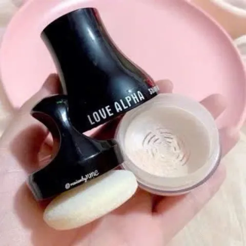 Phấn phủ Love Alpha dạng bột có ánh nhũ bắt sáng
