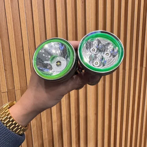 Đèn Pin LED Vỏ Kim Loại Kiểu Dáng Huyền Thoại - Dùng Được Pin Đại Và Pin Tiểu