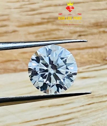 Thu hút tài lộc và cơ hội: Tượng trưng cho sự giàu có, thịnh vượng và thành công trong công việc, kinh doanh.  7li5, Kim cương moissanite  màu trắng 58 giác,  có kiểm định GRA