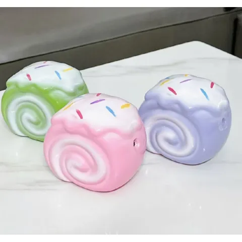 Heo đất tiết kiệm bánh cuộn kem siêu cute
