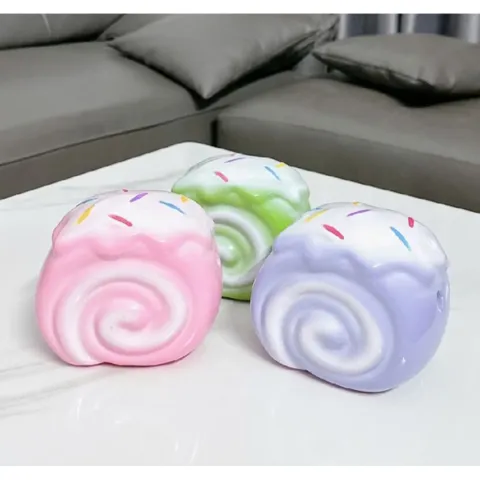 Heo đất tiết kiệm bánh cuộn kem siêu cute