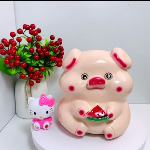 Ống heo tiết kiệm heo ăn dưa hấu