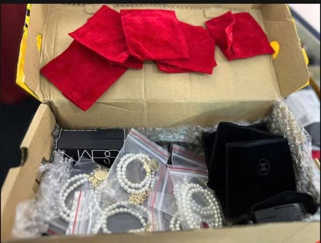 Má hồng NARS Taj Mahal 4020 tặng vòng cổ