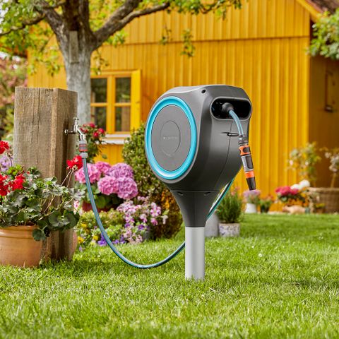 Bộ vòi tưới cây dây rút tự động 15 mét chân cắm đất Gardena 18604-20