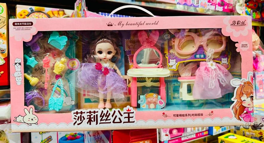 Bộ búp bê công chúa với 5 phụ kiện chính: bàn trang điểm, ghế, gương, túi xách và trang phục. Đồ chơi búp bê kèm phụ kiện trang điểm 636-87