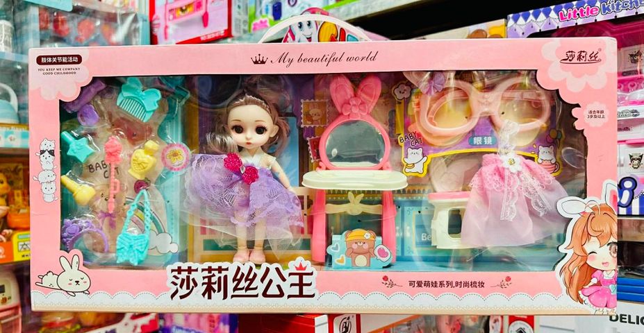 Bộ búp bê công chúa với 5 phụ kiện chính: bàn trang điểm, ghế, gương, túi xách và trang phục. Đồ chơi búp bê kèm phụ kiện trang điểm 636-87