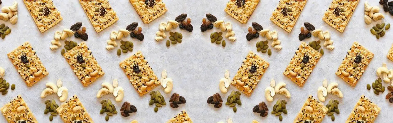 Bánh Quy Tropical Fields Crispy Trail Mix Crackers 394g Ăn Vặt Tiện Lợi