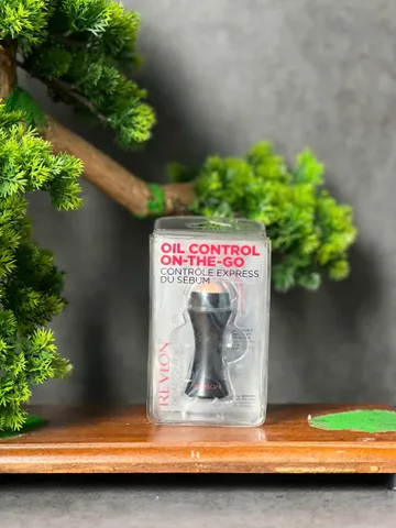 Thanh Lăn hấp thụ dầu thừa và bã nhờn - Revlon Oil Control On The Go