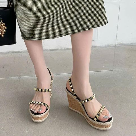(THANH LÝ HÀNG LẺ SIZE) Dép Sandal Đế Xuồng Hở Mũi Đinh Tán Thời Trang AG19