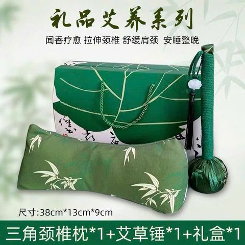 Combo Gối Ngải Cứu Tam Giác Và Búa Đấm Lưng Cây Đập Thảo Dược (Kèm Hộp Quà) - Gối Kê Cổ Giảm Đau Vai Gáy Trị Liệu