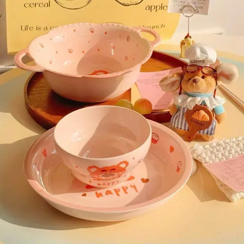 Set 5 Món Bát Đĩa Sứ Gấu Hồng Cute – Bộ Chén Đĩa Decor Cao Cấp Kèm Tô Hai Tai Và Thìa, Gốm Sứ Tráng Men Chịu Nhiệt