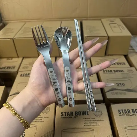 Bộ Thìa Đũa Nĩa Inox Cầm Tay Cá Nhân Cao Cấp Có Hộp Đựng - Bộ Muỗng Đũa Ăn Trưa Văn Phòng, Học Sinh Họa Tiết Cute