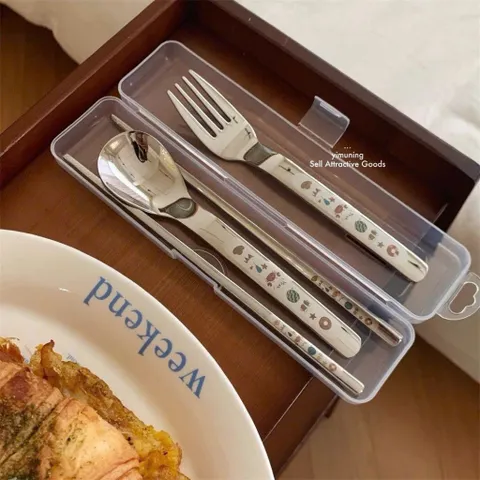 Bộ Thìa Đũa Nĩa Inox Cầm Tay Cá Nhân Cao Cấp Có Hộp Đựng - Bộ Muỗng Đũa Ăn Trưa Văn Phòng, Học Sinh Họa Tiết Cute