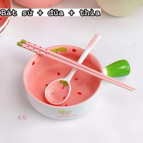 Bát Sứ Tai Cầm Họa Tiết Dâu Tây Kèm Muỗng Và Đũa – Tô Sứ Ăn Mì, Ăn Cháo, Ăn Cơm Phong Cách Dễ Thương Cho Gia Đình