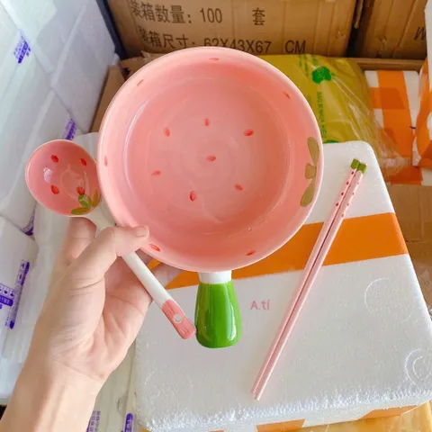Bát Sứ Tai Cầm Họa Tiết Dâu Tây Kèm Muỗng Và Đũa – Tô Sứ Ăn Mì, Ăn Cháo, Ăn Cơm Phong Cách Dễ Thương Cho Gia Đình
