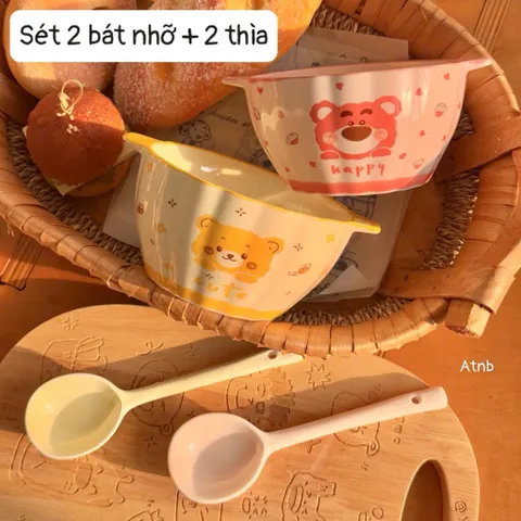 Bộ 2 Bát Sứ Ăn Mì Có Tay Cầm Kèm Thìa Gốm Decor Gấu Lotso, Chén Đựng Soup Salad Dễ Thương Cho Bé Và Gia Đình TopGia