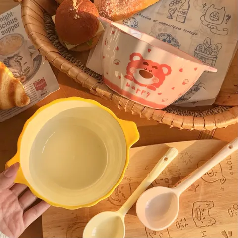 Bộ 2 Bát Sứ Ăn Mì Có Tay Cầm Kèm Thìa Gốm Decor Gấu Lotso, Chén Đựng Soup Salad Dễ Thương Cho Bé Và Gia Đình TopGia