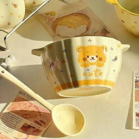 Bộ 2 Bát Sứ Ăn Mì Có Tay Cầm Kèm Thìa Gốm Decor Gấu Lotso, Chén Đựng Soup Salad Dễ Thương Cho Bé Và Gia Đình TopGia