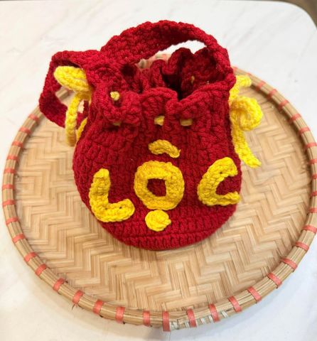 Túi lì xì bằng len làm thủ công dùng để đựng tiền lì xì hoặc treo trang trí lễ TẾT