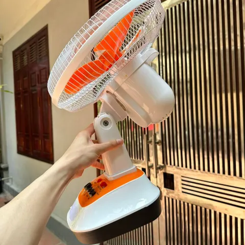 Quạt bàn tích điện, có sạc điện thoại, có đèn chạy điện 220v 12 inch hãng EASY POWER 776633