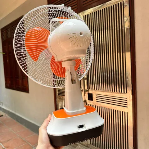 Quạt bàn tích điện, có sạc điện thoại, có đèn chạy điện 220v 12 inch hãng EASY POWER 776633