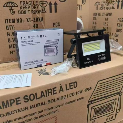 Đèn pha Led năng lượng mặt trời Novatech ( Pháp ), 10W chống nước IP65, liền Panel 776653
