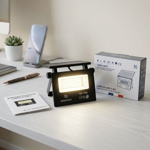 Đèn pha Led năng lượng mặt trời Novatech ( Pháp ), 10W chống nước IP65, liền Panel 776653