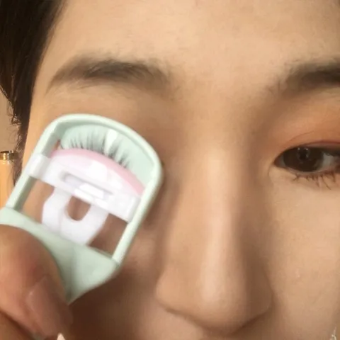 Dụng cụ bấm mi tạo độ cong cho hàng lông mi trước khi chuốt mascara