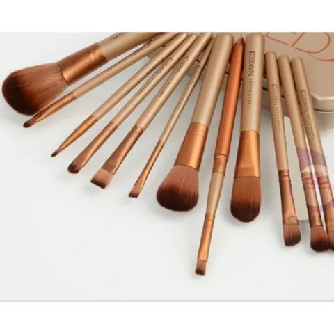 Bộ cọ trang điểm  gồm 12 cây, đủ đáp ứng cho trang điểm cá nhân 777174