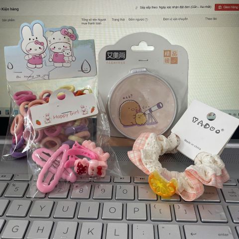 Combo Quà Tặng Phụ Kiện Tóc Cho Bé Gái Kèm Gương Mini Dễ Thương – Thun Cột Tóc, Kẹp Tóc, Scrunchies