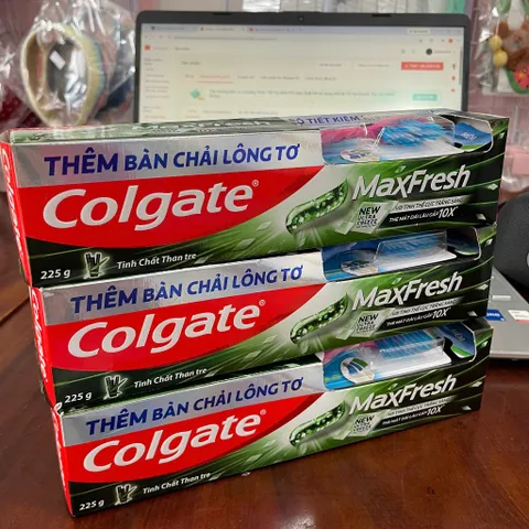 Kem Đánh Răng Colgate MaxFresh Than Tre 225g Tặng Bàn Chải Lông Tơ – Hơi Thở Thơm Mát, Làm Sạch Răng Miệng