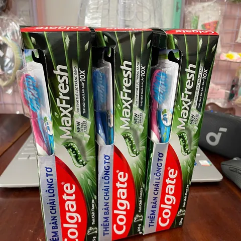Kem Đánh Răng Colgate MaxFresh Than Tre 225g Tặng Bàn Chải Lông Tơ – Hơi Thở Thơm Mát, Làm Sạch Răng Miệng