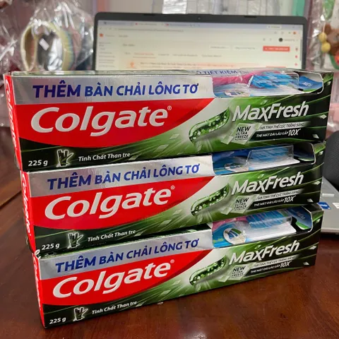 Kem Đánh Răng Colgate MaxFresh Than Tre 225g Tặng Bàn Chải Lông Tơ – Hơi Thở Thơm Mát, Làm Sạch Răng Miệng