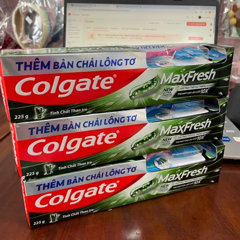 Kem Đánh Răng Colgate MaxFresh Than Tre 225g Tặng Bàn Chải Lông Tơ – Hơi Thở Thơm Mát, Làm Sạch Răng Miệng