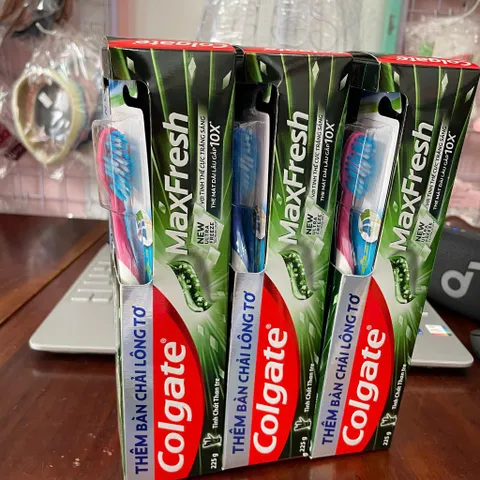 Kem Đánh Răng Colgate MaxFresh Than Tre 225g Tặng Bàn Chải Lông Tơ – Hơi Thở Thơm Mát, Làm Sạch Răng Miệng