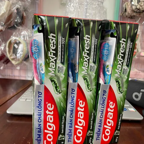 Kem Đánh Răng Colgate MaxFresh Than Tre 225g Tặng Bàn Chải Lông Tơ – Hơi Thở Thơm Mát, Làm Sạch Răng Miệng