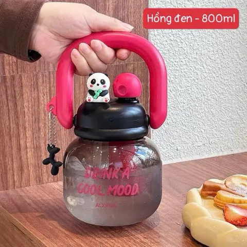 bình nước gấu trúc 800ml kèm ống hút – bình nước nhựa dễ thương có lọc trà và móc treo