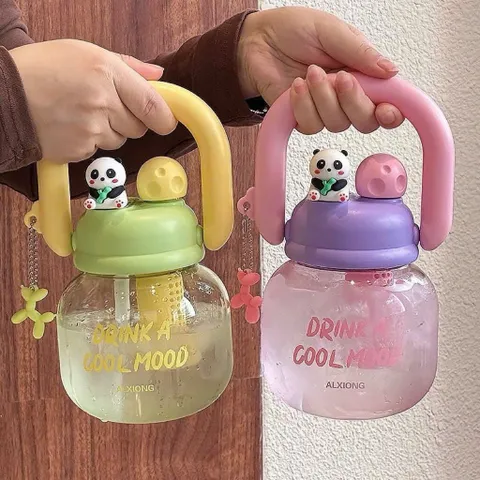 bình nước gấu trúc 800ml kèm ống hút – bình nước nhựa dễ thương có lọc trà và móc treo