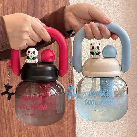 bình nước gấu trúc 800ml kèm ống hút – bình nước nhựa dễ thương có lọc trà và móc treo