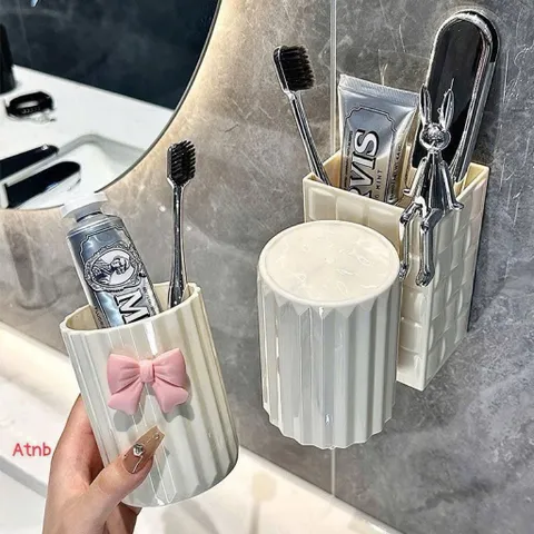 🔥 HOT TREND 2026 – GIÁ ĐỰNG BÀN CHẢI DÁN TƯỜNG SIÊU XINH 🔥( tặng kèm phụ kiện nơ)