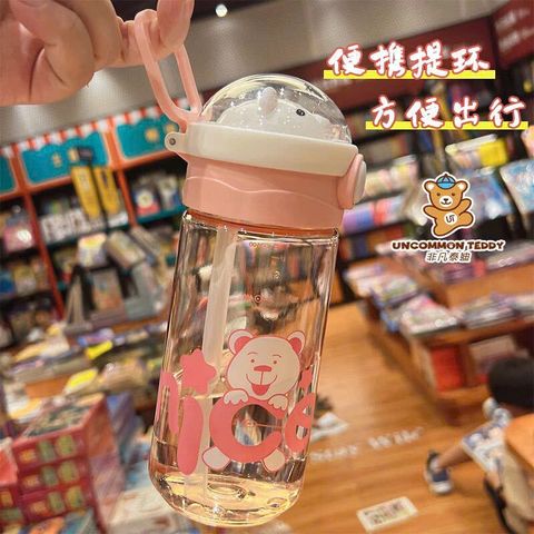 Bình Nước Trẻ Em Hình Gấu XBD 650ml Có Quai Xách – Bình Nước Nhựa Nắp Bấm Chống Rò Rỉ Cho Bé Đi Học