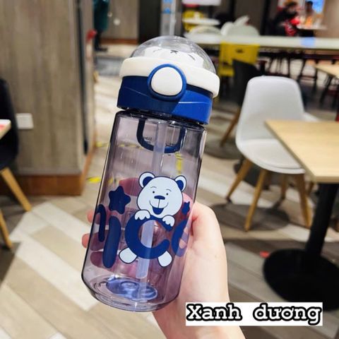 Bình Nước Trẻ Em Hình Gấu XBD 650ml Có Quai Xách – Bình Nước Nhựa Nắp Bấm Chống Rò Rỉ Cho Bé Đi Học