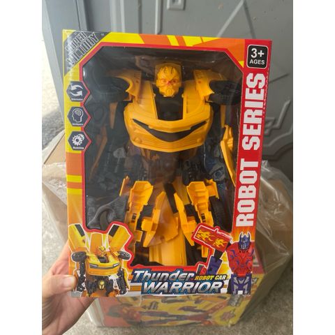 Bộ đồ chơi Robot biến hình thành ô tô siêu ngầu (mẫu màu Vàng Bumblebee huyền thoại) cực kỳ ăn khách.