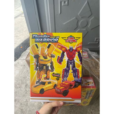 Bộ đồ chơi Robot biến hình thành ô tô siêu ngầu (mẫu màu Vàng Bumblebee huyền thoại) cực kỳ ăn khách.